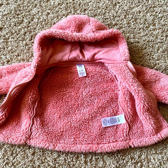 CARTER’S INFANT FUZZY PINK HOODED JACKET size 0-3 months ( Like New) - Picture 2 of 8